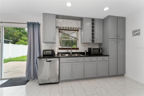 House in Orlando, Florida 4 bedrooms, 135.36 sq.m. № 1747747 - photo 8