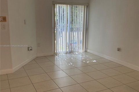 Condominio en venta en Miami, Florida, 2 dormitorios, 79.8 m2 № 1956364 - foto 12