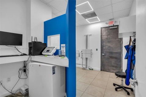 Commercial property in Miami, Florida № 1748787 - photo 17