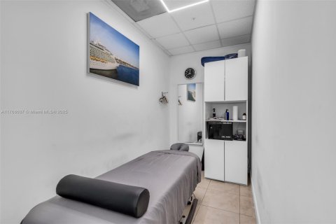 Commercial property in Miami, Florida № 1748787 - photo 10