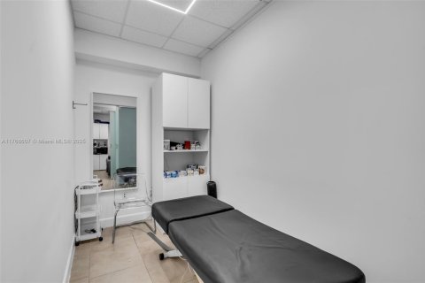 Commercial property in Miami, Florida № 1748787 - photo 9