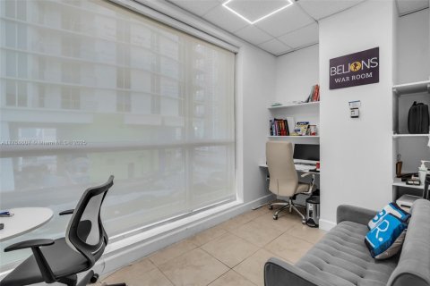 Commercial property in Miami, Florida № 1748787 - photo 12