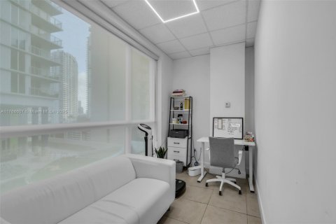Commercial property in Miami, Florida № 1748787 - photo 11