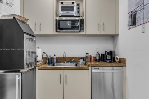 Commercial property in Miami, Florida № 1748787 - photo 18
