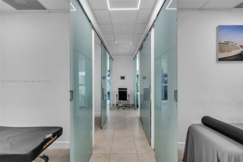 Commercial property in Miami, Florida № 1748787 - photo 14