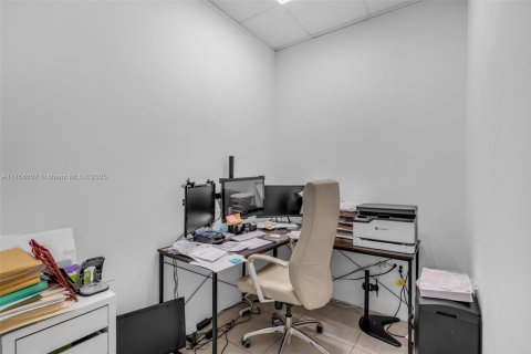 Commercial property in Miami, Florida № 1748787 - photo 16