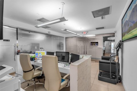 Commercial property in Miami, Florida № 1748787 - photo 4