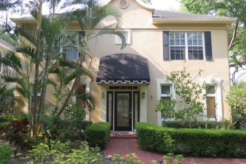 House in Tampa, Florida 4 bedrooms, 256.97 sq.m. № 2209928