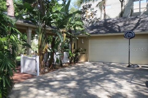 House in Tampa, Florida 4 bedrooms, 256.97 sq.m. № 2209928 - photo 13