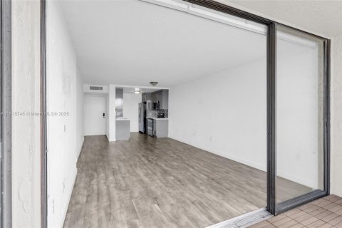 Condo in Miami, Florida, 2 bedrooms № 2079407 - photo 9