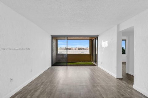 Condo in Miami, Florida, 2 bedrooms № 2079407 - photo 8