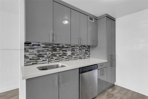 Condo in Miami, Florida, 2 bedrooms № 2079407 - photo 4