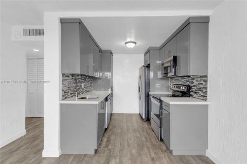 Condo in Miami, Florida, 2 bedrooms № 2079407 - photo 3