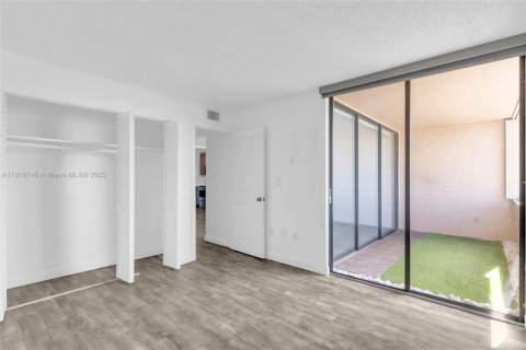 Condo in Miami, Florida, 2 bedrooms № 2079407 - photo 17