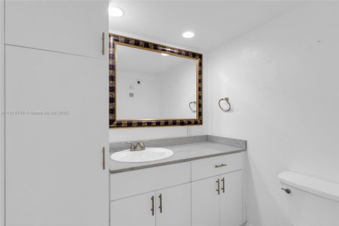 Condo in Miami, Florida, 2 bedrooms № 2079407 - photo 13