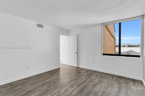 Condo in Miami, Florida, 2 bedrooms № 2079407 - photo 15