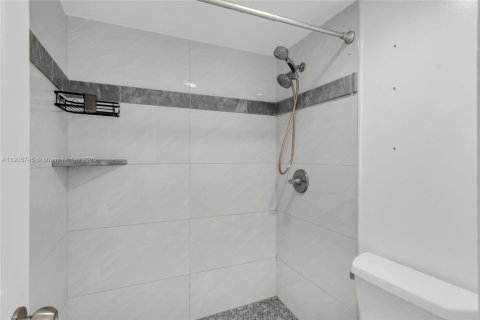Condo in Miami, Florida, 2 bedrooms № 2079407 - photo 11
