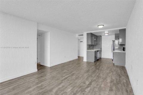 Condo in Miami, Florida, 2 bedrooms № 2079407 - photo 6