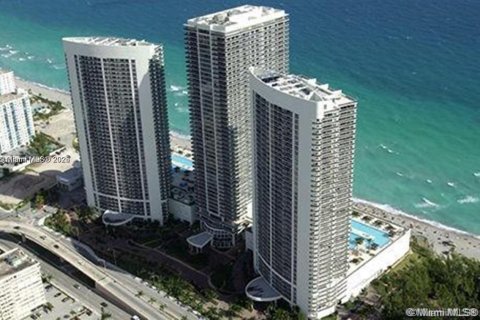Copropriété à louer à Hallandale Beach, Floride: 2 chambres, 135.45 m2 № 1936556 - photo 2