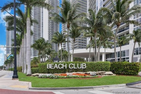Copropriété à louer à Hallandale Beach, Floride: 2 chambres, 135.45 m2 № 1936556 - photo 1