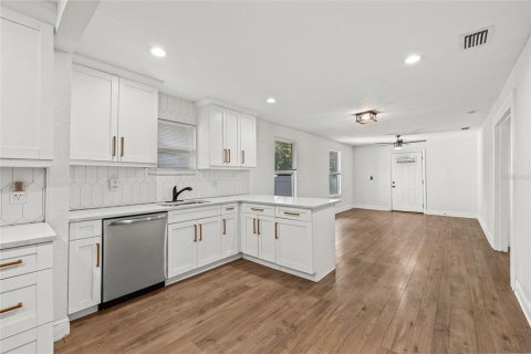 House in Tampa, Florida 2 bedrooms, 85.1 sq.m. № 2198330 - photo 16