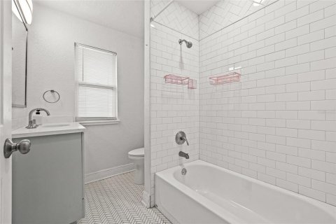 House in Tampa, Florida 2 bedrooms, 85.1 sq.m. № 2198330 - photo 24