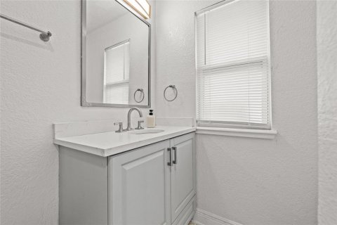 House in Tampa, Florida 2 bedrooms, 85.1 sq.m. № 2198330 - photo 25