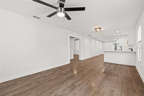 House in Tampa, Florida 2 bedrooms, 85.1 sq.m. № 2198330 - photo 10