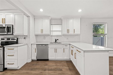 House in Tampa, Florida 2 bedrooms, 85.1 sq.m. № 2198330 - photo 14