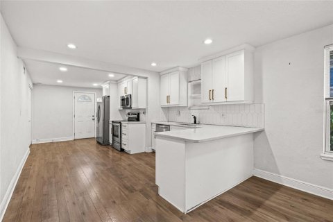 House in Tampa, Florida 2 bedrooms, 85.1 sq.m. № 2198330 - photo 13