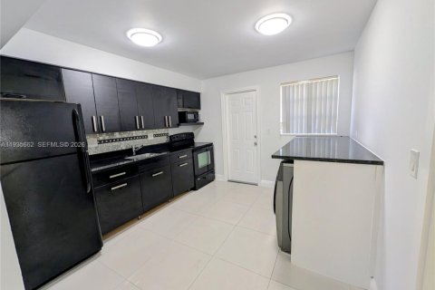 Apartment in Hallandale Beach, Florida 1 bedroom, 484.95 sq.m. № 2001560 - photo 9