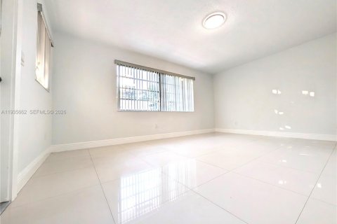 Apartment in Hallandale Beach, Florida 1 bedroom, 484.95 sq.m. № 2001560 - photo 10