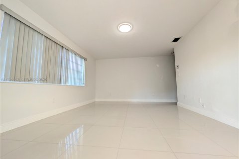 Apartment in Hallandale Beach, Florida 1 bedroom, 484.95 sq.m. № 2001560 - photo 13