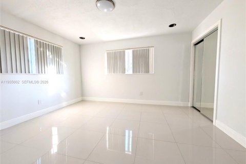 Apartment in Hallandale Beach, Florida 1 bedroom, 484.95 sq.m. № 2001560 - photo 11