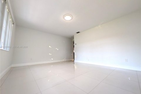 Apartment in Hallandale Beach, Florida 1 bedroom, 484.95 sq.m. № 2001560 - photo 12