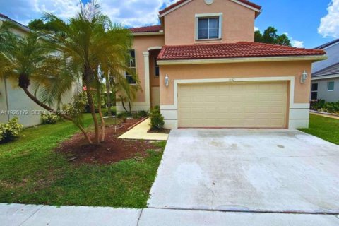 House in Weston, Florida 5 bedrooms, 199.18 sq.m. № 1985759 - photo 1