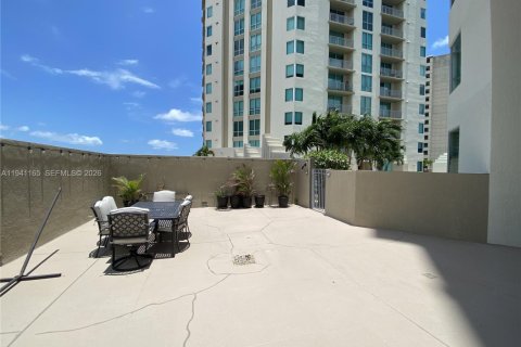 Condo in Miami, Florida, 2 bedrooms  № 1998117 - photo 25