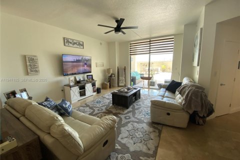 Condo in Miami, Florida, 2 bedrooms  № 1998117 - photo 17
