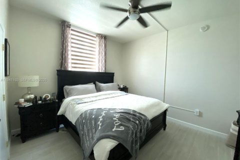 Condo in Miami, Florida, 2 bedrooms  № 1998117 - photo 5