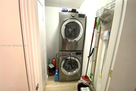 Condo in Miami, Florida, 2 bedrooms  № 1998117 - photo 15