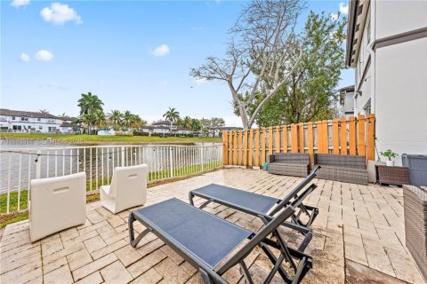 Купить таунхаус в Дорал, Флорида 3 спальни, 141.21м2, № 2047913 - фото 19