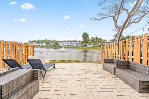 Купить таунхаус в Дорал, Флорида 3 спальни, 141.21м2, № 2047913 - фото 18