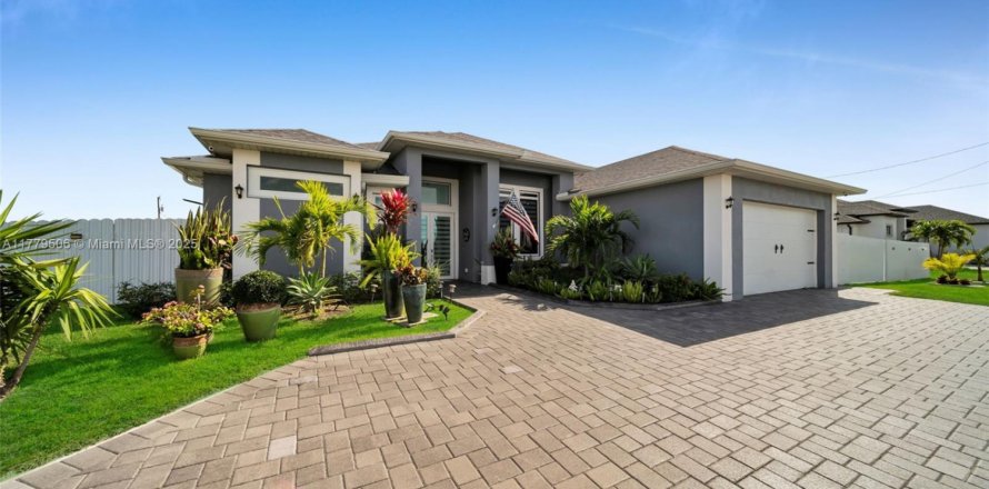 House in Cape Coral, Florida 3 bedrooms, 173.54 sq.m. № 1714403