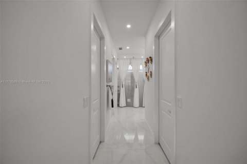 House in Cape Coral, Florida 3 bedrooms, 173.54 sq.m. № 1714403 - photo 28