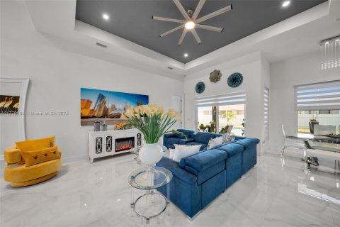 House in Cape Coral, Florida 3 bedrooms, 173.54 sq.m. № 1714403 - photo 8