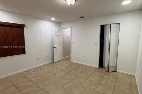 House in Hialeah, Florida 4 bedrooms, 126.81 sq.m. № 1802696 - photo 12