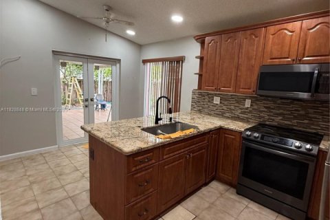 House in Hialeah, Florida 4 bedrooms, 126.81 sq.m. № 1802696 - photo 1