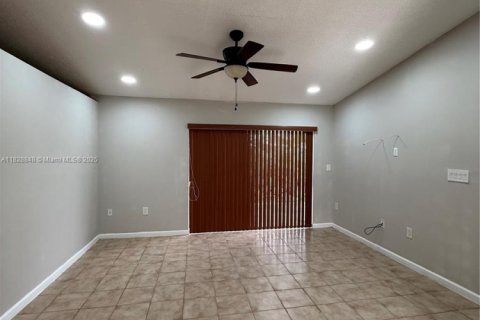 House in Hialeah, Florida 4 bedrooms, 126.81 sq.m. № 1802696 - photo 5