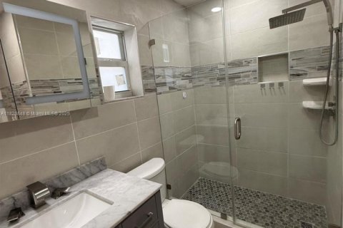 House in Hialeah, Florida 4 bedrooms, 126.81 sq.m. № 1802696 - photo 6