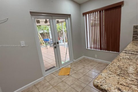 House in Hialeah, Florida 4 bedrooms, 126.81 sq.m. № 1802696 - photo 3